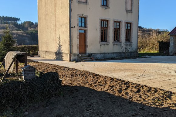 Création d'une cour extérieure en gravier concassé calcaire au cœur du parc naturel régional du Morvan 