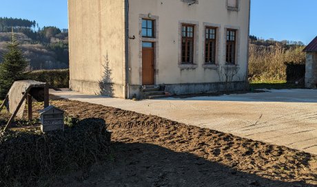 Création d'une cour extérieure en gravier concassé calcaire au cœur du parc naturel régional du Morvan 